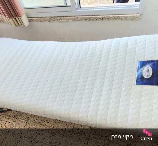 מזרן נקי ליד חלון עם תווית